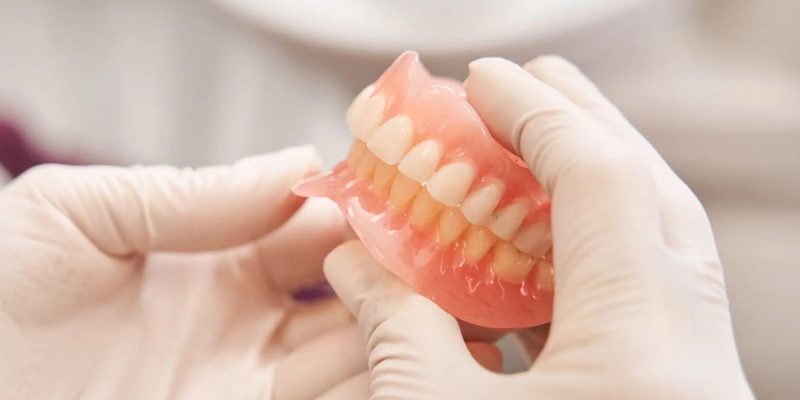 失った歯を補う入れ歯治療